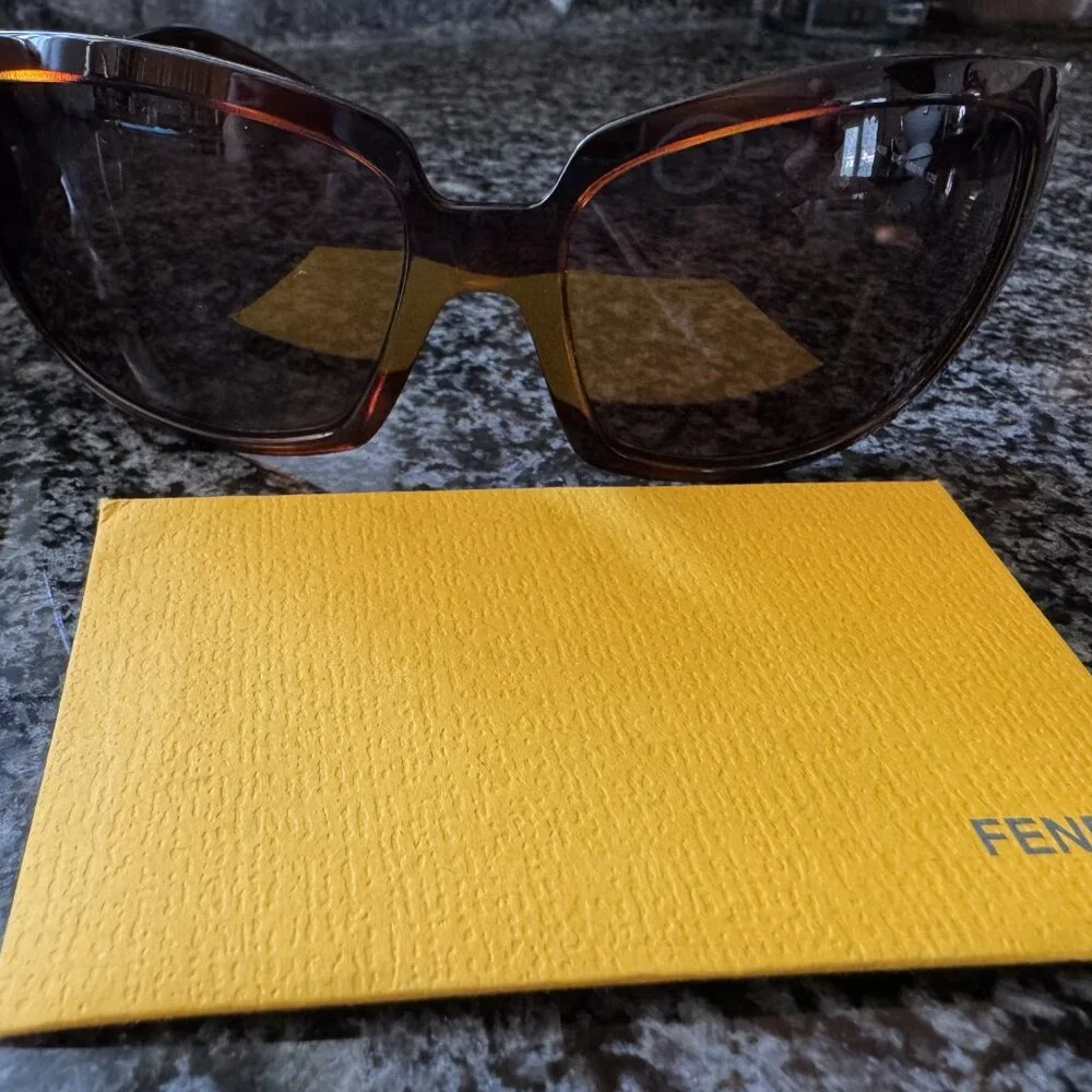 Fendi sunglasses - Picture 9 of 16